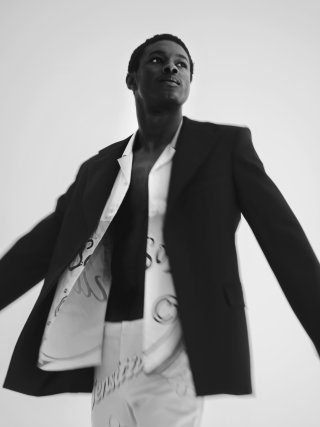 Model in einem schwarz-weißem Anzug