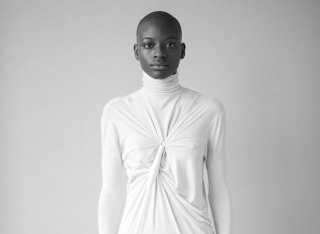 Model in einem weißen Outfit