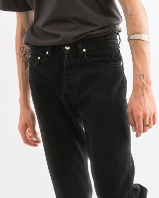 Model in schwarzen Jeans