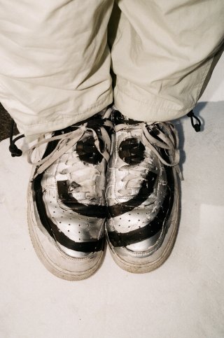 Silberne Schuhe mit einem Smiley