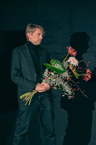 Gewinner mit Blumen in der Hand