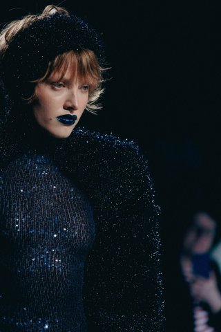 Model in einem dunkelblauen Outfit