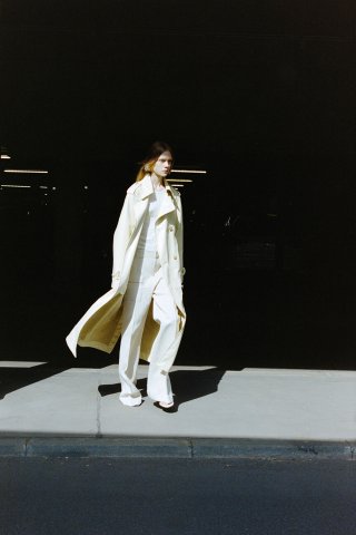 Model in Bewegung in weißem Outfit