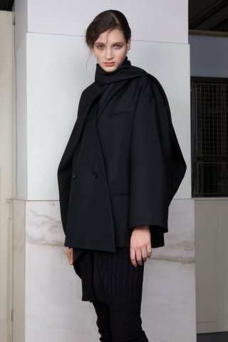 Foto von einem Model, das ein schwarzes Outfit trägt von Ajla Ayidan