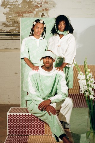 Foto von drei Models in hellgrünen Outfits von Amaaena