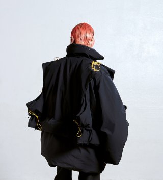Foto von einem Model von hinten in einem dunklen Outfit von Anastasiia Shpagina