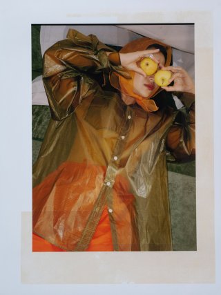 Model in einer braunen Regenjacke