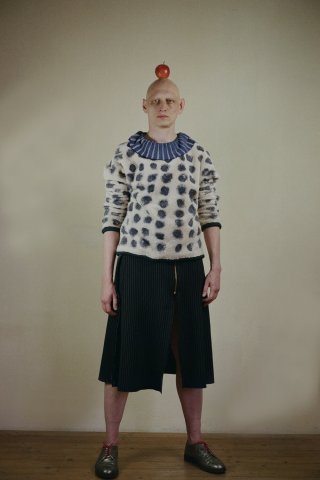 Model in einem Pullover und Rock