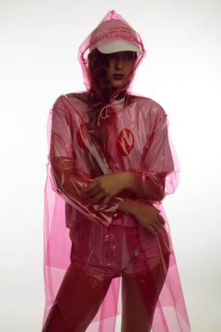 Model in einer pinken Regenjacke
