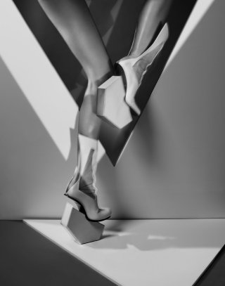 Schwarz-weiß Foto von Model mit Schuhen