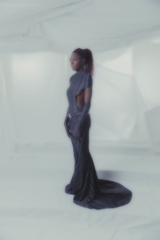 Model in einem langen Kleid