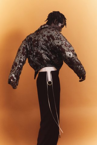 Model in einer Jacke mit Details