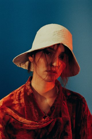 Model mit Hut in einem Hemd