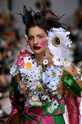 Model in einem Outfit mit Blumen