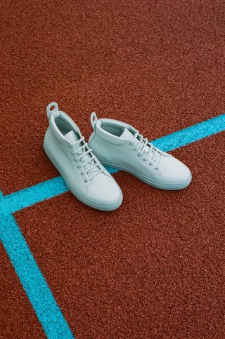 Weiße Schuhe auf Tennisplatz