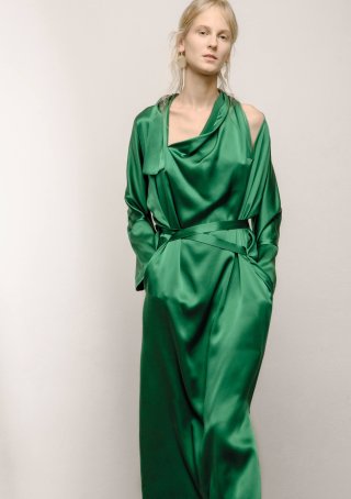 Foto von einem Model in einem grünen Outfit von Femme Maison