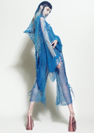 Model mit blauem Outfit von Flora Miranda