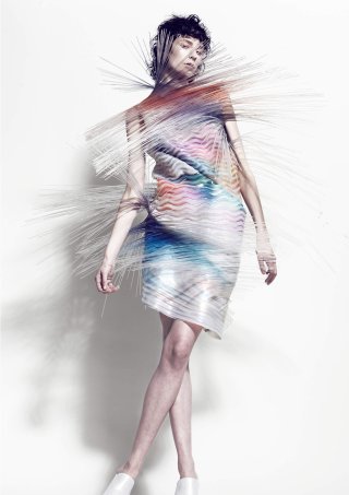Model mit abstraktem Outfit von Flora Miranda