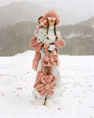 Zwei Models mit rosa Accessoires in den Bergen
