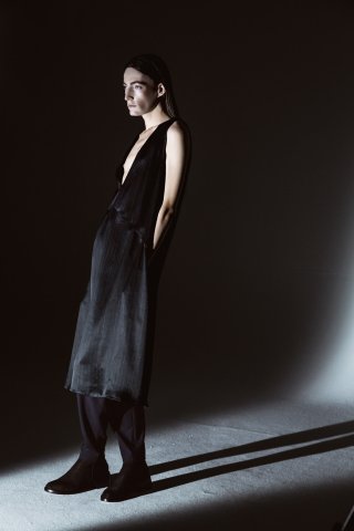 Model in schwarzem Kleid