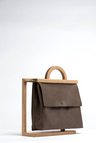 Tasche mit Holz vor weißem Hintergrund
