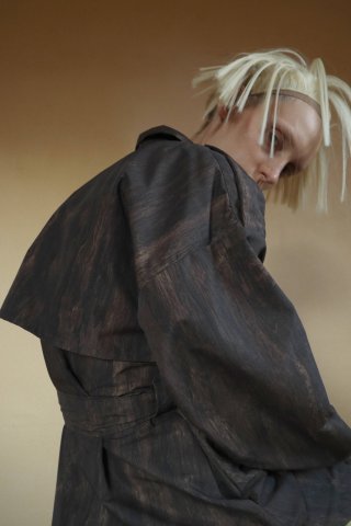 Model in einer dunkelgrauen Jacke