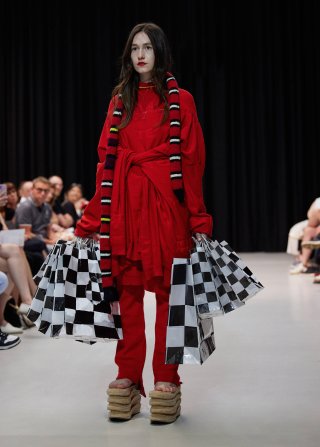 Model auf dem Laufsteg in einem roten Outfit