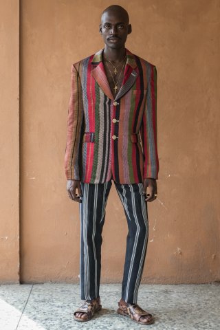 Model in einem mehrfarbigen gestreiften Anzug