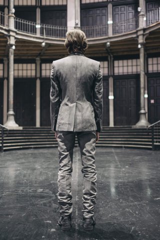 Model von hinten mit grauem Anzug