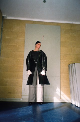 Model mit schwarzem Mantel