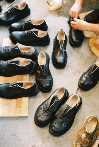 Viele paare schwarze Schuhe