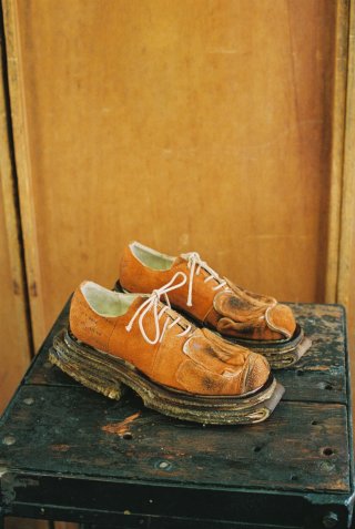Orangenes Paar Schuhe