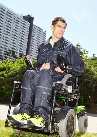 Model in Rollstuhl in einem Denim Outfit