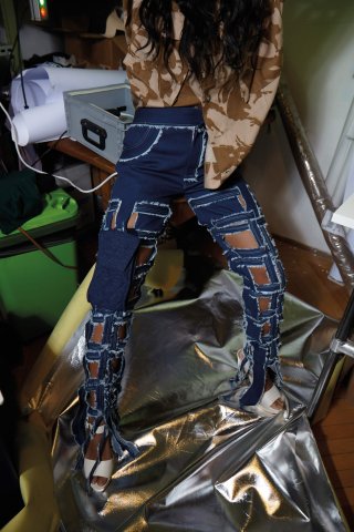 Jeans-Hose mit ausgeschnittenen Teils