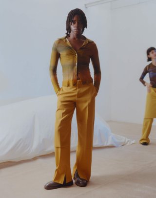 Model in gelbem Outfit
