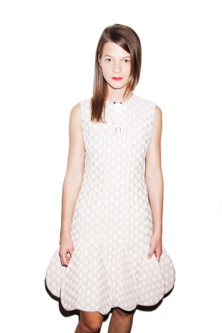 Model in weißem Kleid