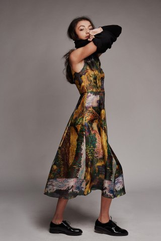 Model in gemustertem Kleid