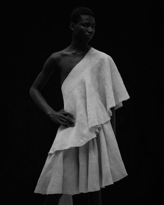Model in einem weißen Kleid
