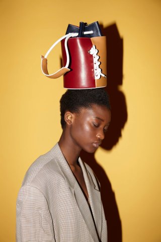 Model mit einer Tasche auf dem Kopf