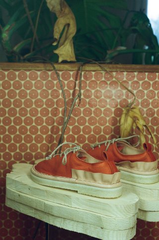 Orange-weißes Paar Schuhe