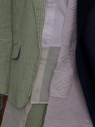 Grün und weiß gestreifter Anzug mit Bluse