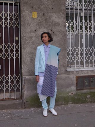 Model in einem blauen und lavendel Outfit