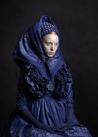Model in ausgefallenem blauen Outfit