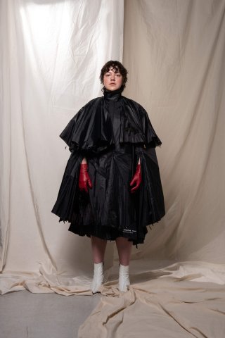 Model in einer schwarzen Regenjacke