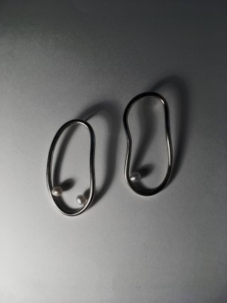 Set von Ohrringen mit Perlen